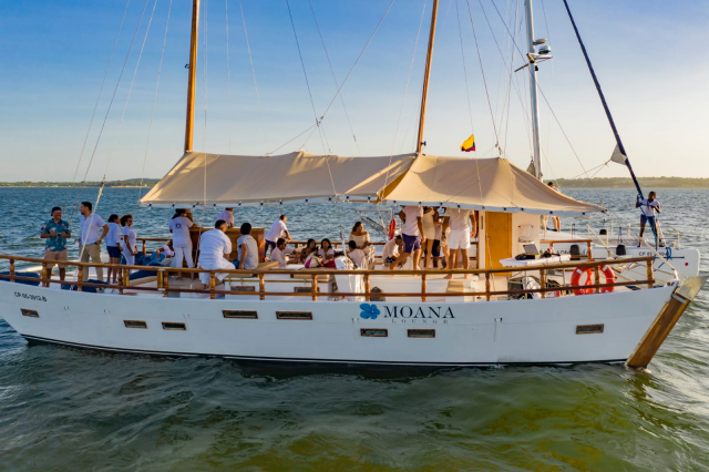 Catamarán para eventos corporativos, familiares o de amigos