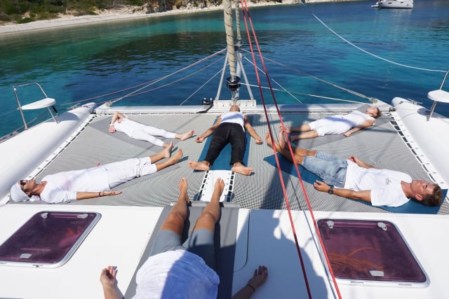 Retiro de bienestar: yoga y meditación en el mar con paseos en Yate