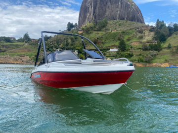 Pontón vs lancha en Guatapé