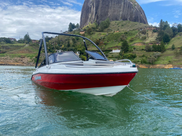 Pontón vs lancha en Guatapé