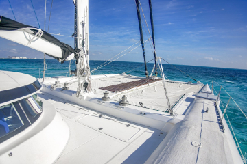 Yate o catamarán en Cancún: ¿cuál es la mejor opción para tu experiencia en el Caribe?