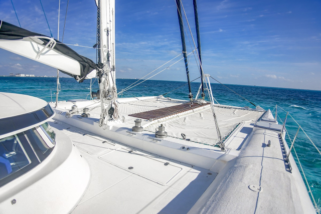 Yate o catamarán en Cancún: ¿cuál es la mejor opción para tu experiencia en el Caribe?