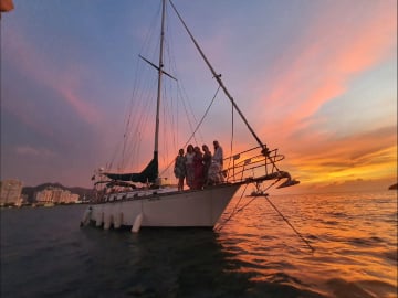 Sunset en velero Conari