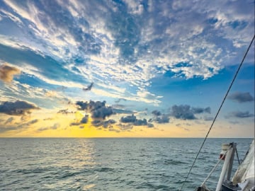 Coucher de soleil sur un catamaran