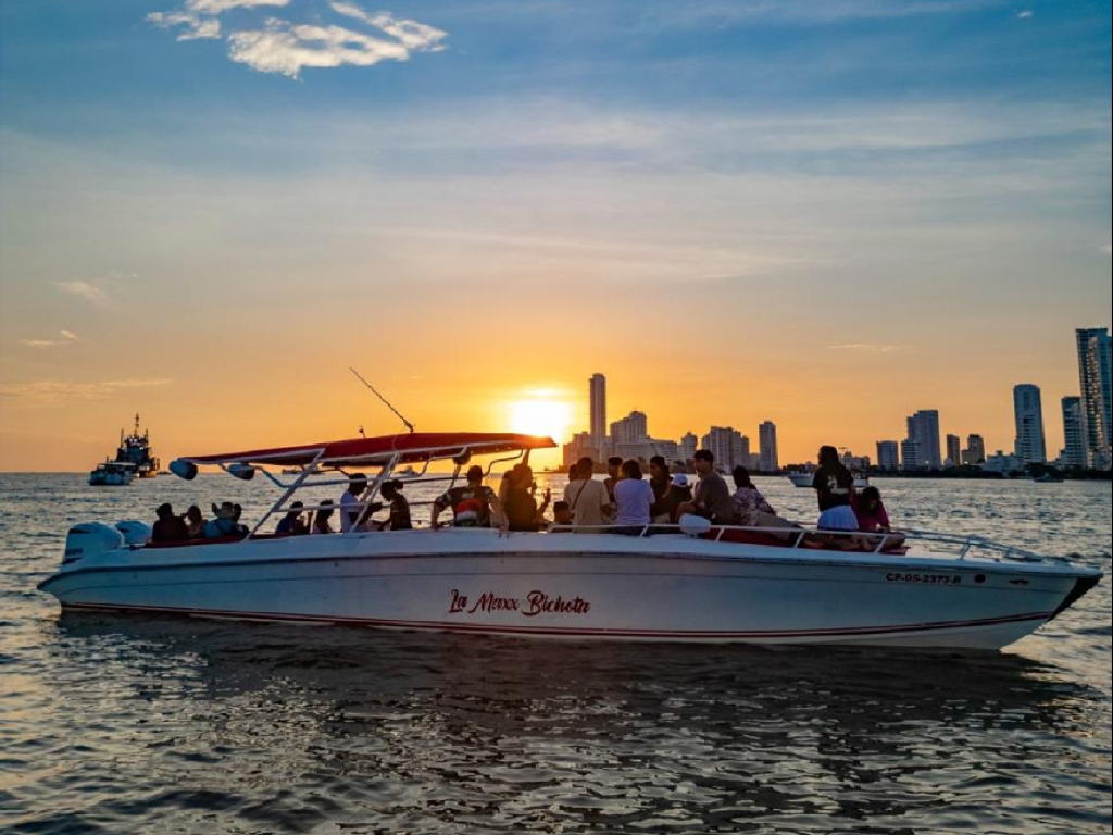 alquiler lancha para 18 personas en cartagena