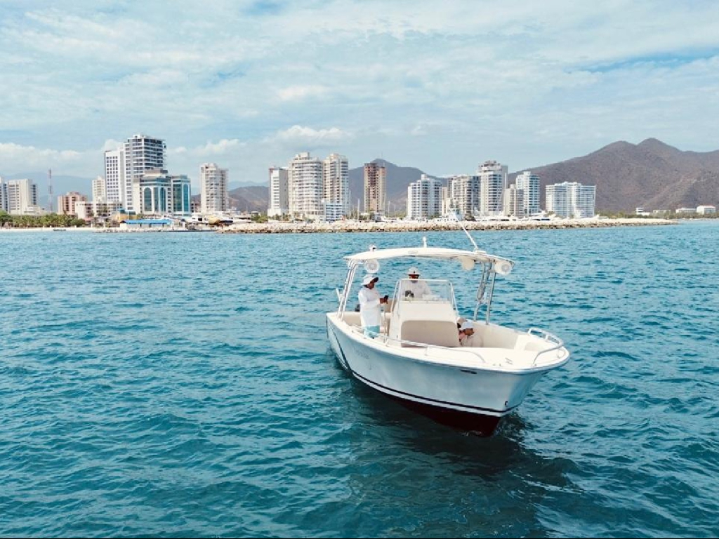 alquiler lancha para 13 personas en santa marta
