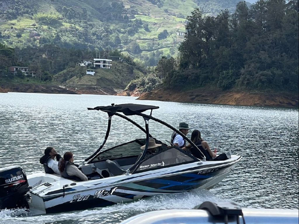 alquiler lancha en guatape