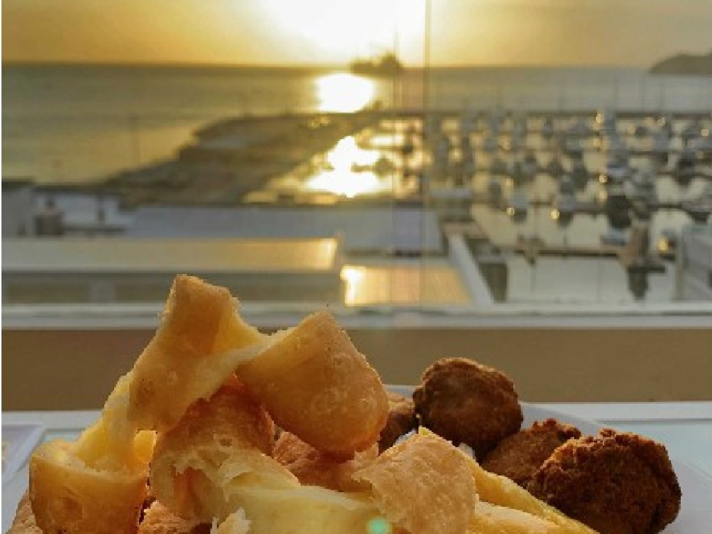 Tour en barco para esparcir cenizas en el mar