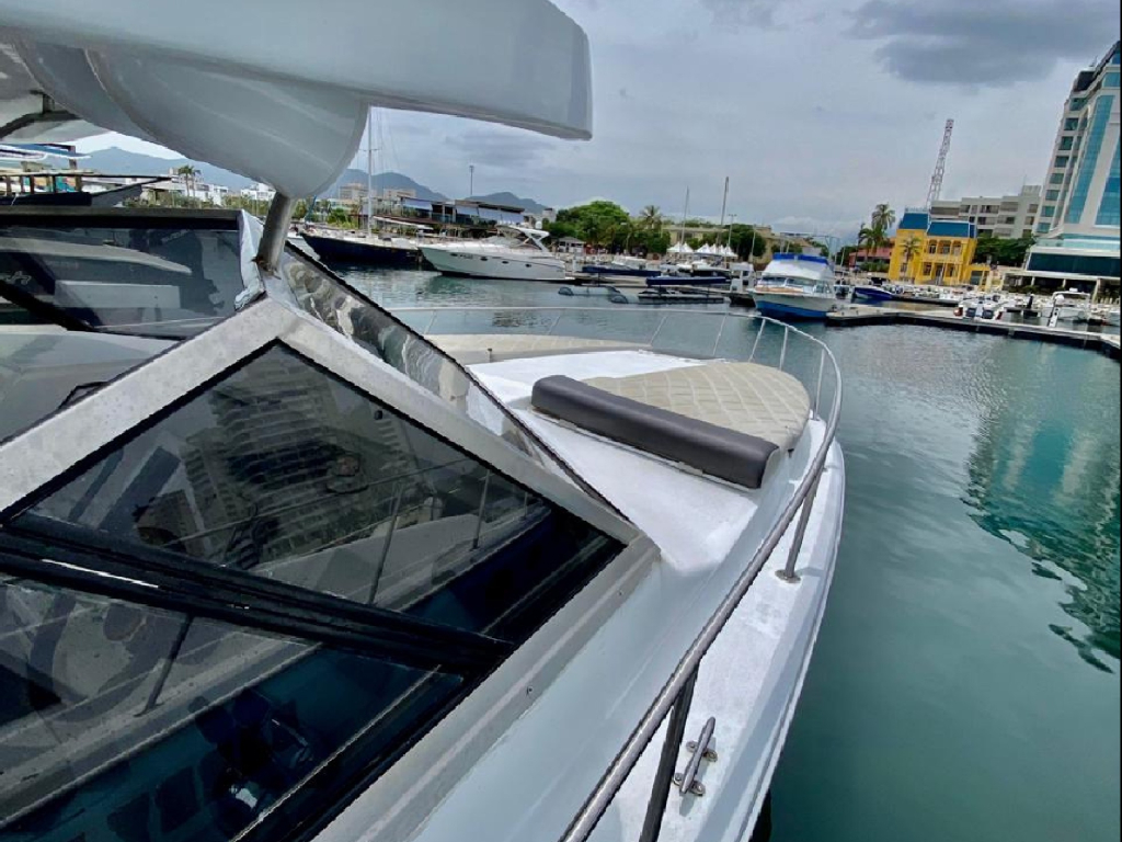 alquiler de yate para 20 personas en Santa Marta