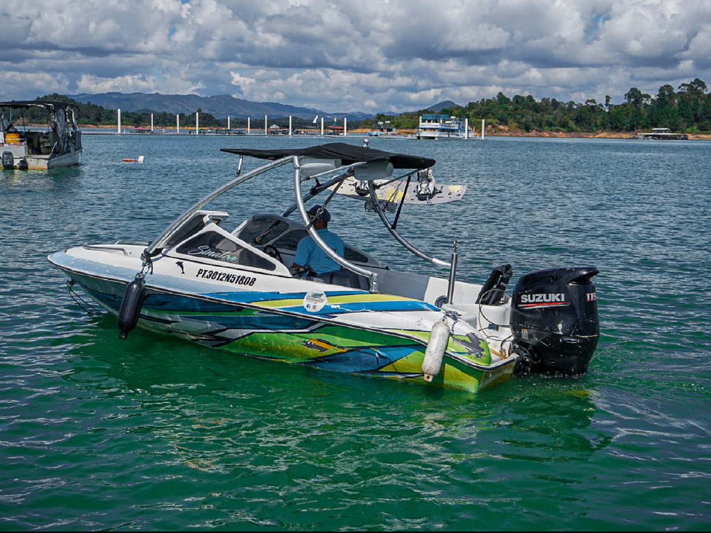 Alquiler lancha en Guatape para 6 personas