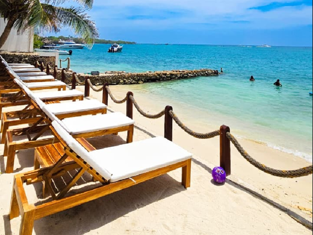 pasadia en capri beach club en islas del rosario cartagena