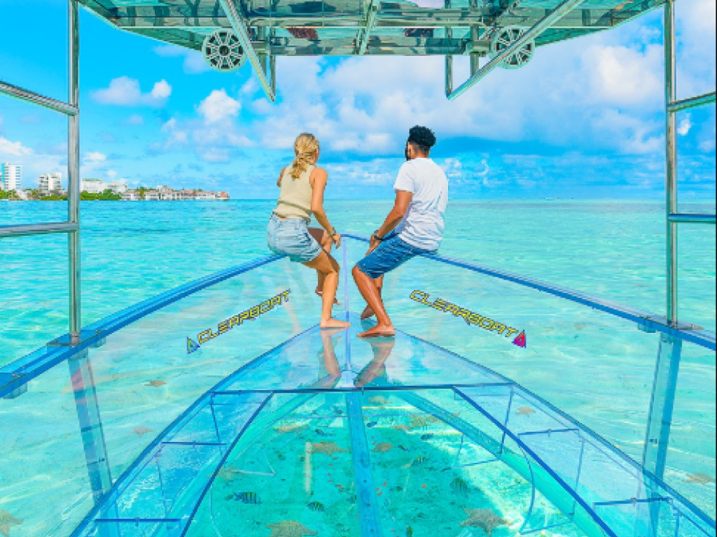 lancha o bote transparente en san andres