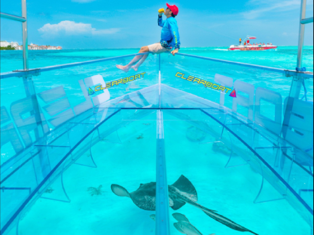 lancha o bote transparente en san andres