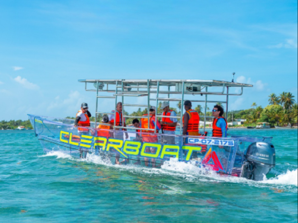 lancha o bote transparente en san andres