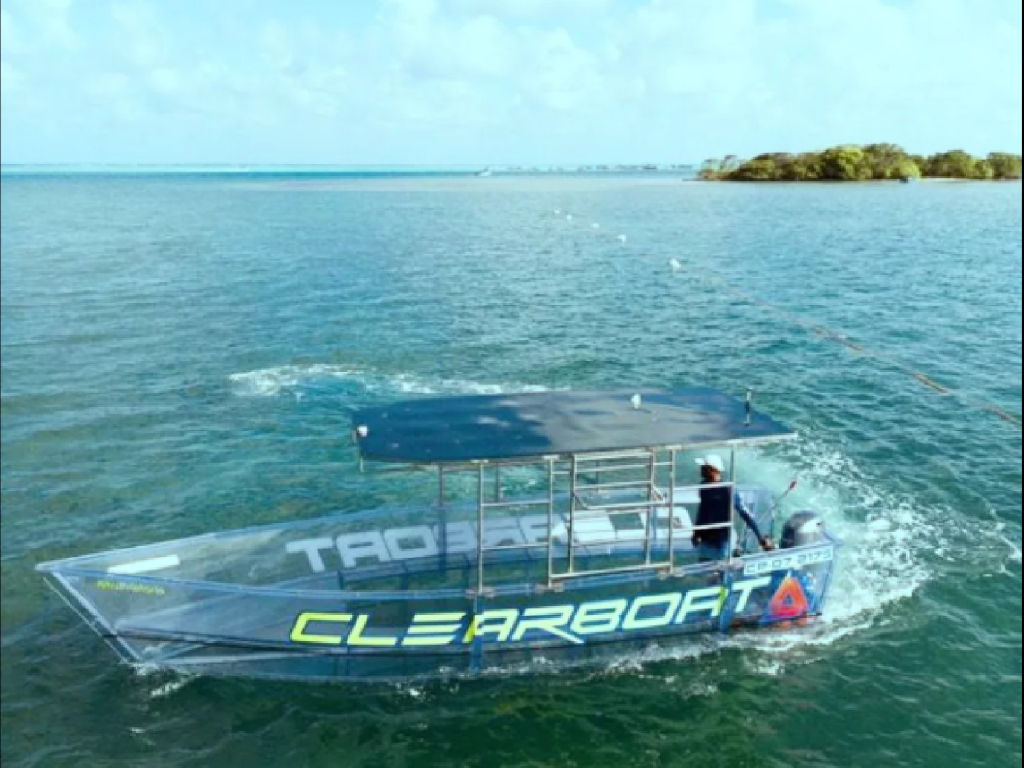 lancha o bote transparente en san andres