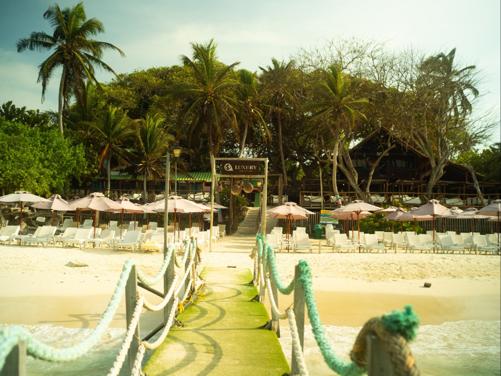 Open bar isla del rosario en Cartagena luxury beach